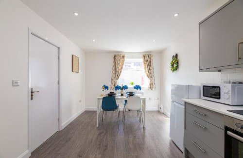 4BR New Build - Near Ferry Port - Great for Groups - Foto 16