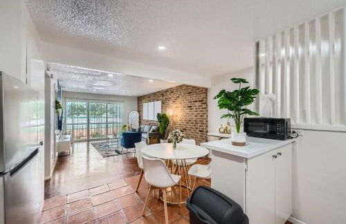 Your 2B Getaway - Steps 2 Dtwn - Sleeps 6 - Pool and Prkg - Foto 28