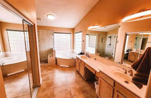 Luxury Pool Home! Amazing Back Yard Oasis - Foto 21