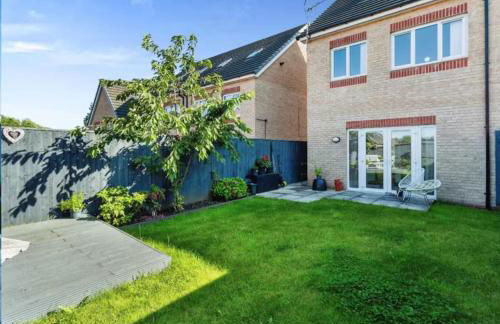 Family-Friendly 4-Bedroom House in Moston with Parking and Garden - Foto 42