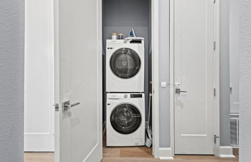 New suite with full Kitchen and Livingroom Dallas - Photo 3