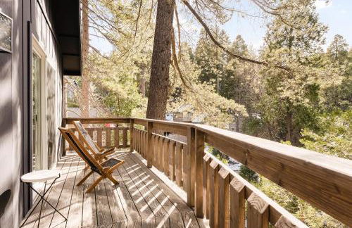 Modern Designer Cabin, Newly Renovated, EV Charger, Arcade, Kids Bunkbed, Minutes to Lake Arrowhead and Lake Gregory - Foto 3