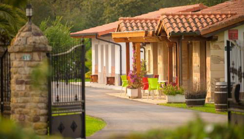 Piscina climatizada y cubierta 365 dias en Casa Rural con Encanto El Puentuco una de las casas mas valoradas de Cantabria - Foto 3, Garden view