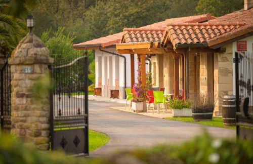 Piscina climatizada y cubierta 365 dias en Casa Rural con Encanto El Puentuco una de las casas mas valoradas de Cantabria - Foto 3