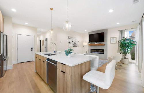 Comfy 3-BD Apt near United Center with Balcony - Foto 16