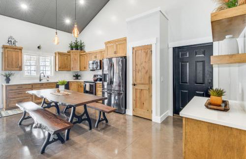 Family Retreat with Fire Pit and Yard in Mineral City - Foto 12