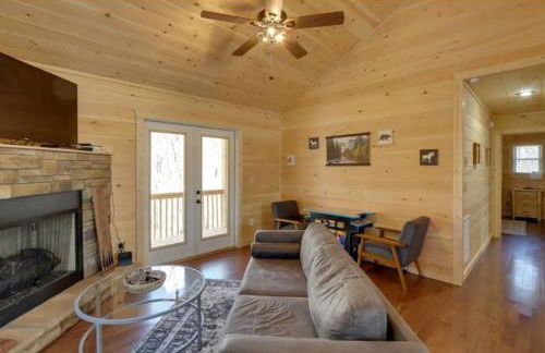 New Serene, Fun & Comfy Cabin- Covered Deck, Grill, Arcade - Foto 8