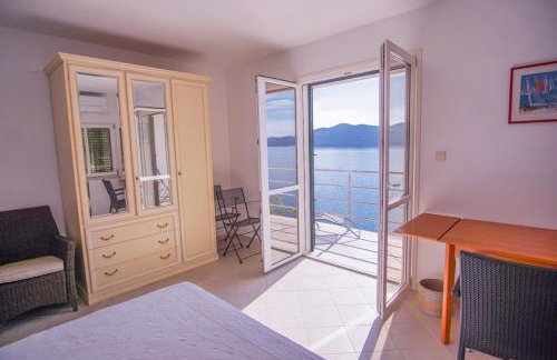 3 Bedroom Beach House with private sea access - Photo 2