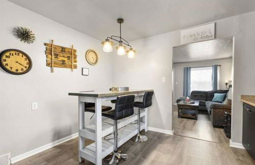 Great Location! Cozy Home with Huge Backyard - Foto 13