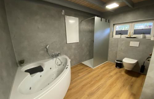 Ferienhaus Friese, direkt am See, mit hauseigenem Tretboot, hauseigener Sauna sowie Whirlpool, Kamin, eingezäuntes Grundstück, direkter nähe Kinderspieleparadies sowie Reit- und Ponyhof - Photo 13