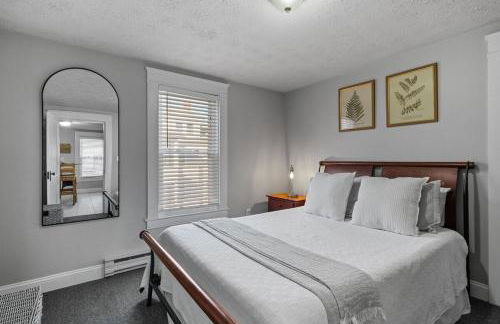 Cozy & Warm 2nd Flr Mid Term Rental - Photo 9