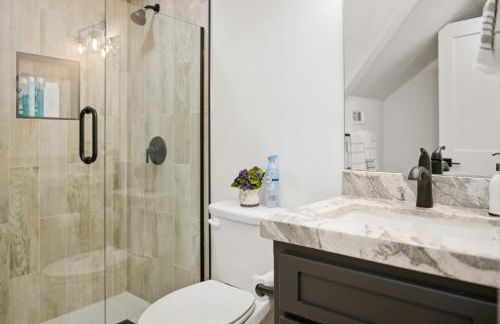 Luxe Lakefront with Hot Tub, Fire Pit, Game Room, Boat Dock - Foto 45