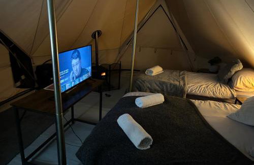 Cozy Hot Tent with Log Burner & Hot Tub Left Tent - Foto 9