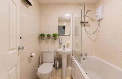 Surrey Stays - 2 Bedroom House, RH1, Contractors Welcome, Sleeps 5 max, 2 Parking Spaces, Near Town Centre, Train Station and Gatwick Airport - Foto 6