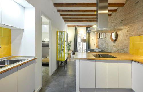 64 Apartment in a typical Barcelona's old building - Foto 1