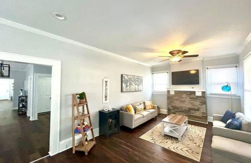 Downtown Charm, 3 Bdr, Near Rest and Bars - Photo 20