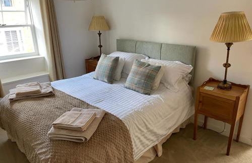 Cybil's Retreat - Renovated 2 bedroom house with enclosed garden - Photo 16