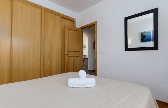 Private Villa With Inviting Space - Photo 5