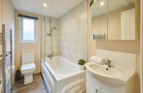 Woodpark Lodge with Hot Tub - Foto 18