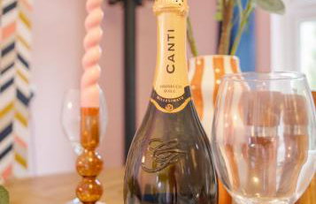 Stylish central location 3 bedroom house - Photo 28