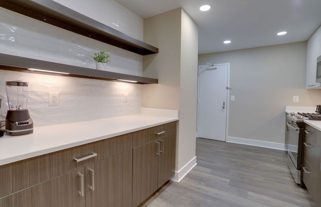 Crystal City Apt for Business Travelers - Photo 17