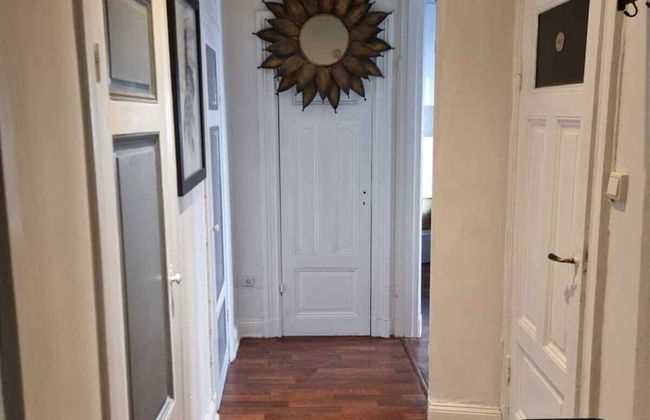 Apartment Sleeps 4 Near Shopping Street - Photo 13