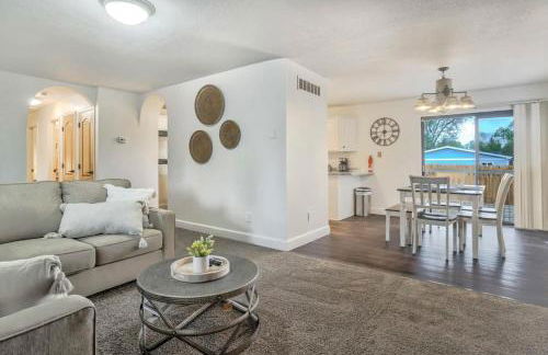 3BR with Patio and Fire pit near Hiking & Downtown - Foto 11