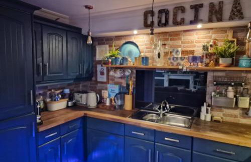 Unique seafront 2 bedroom 2 bathroom apartment - Foto 8