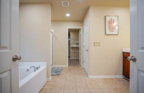 Modern 5BR Retreat with Office Fully Furnished - Foto 60