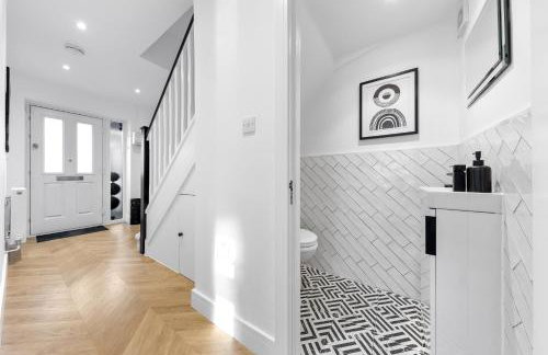 AC & Private Drive Stylish 4BR 5 Beds 8 Guests Wifi And Parking - Photo 48