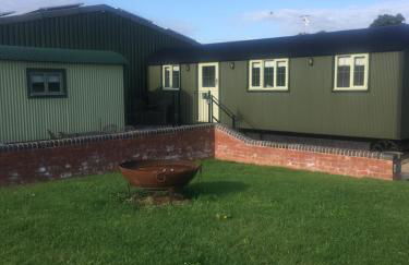 Shepherds View at Oaks Barn Farm Alcester with optional paid for Hot tub - Photo 14