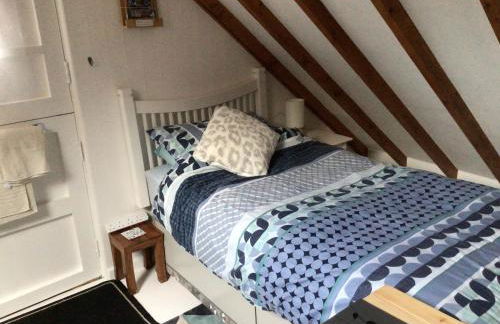 Cozy Camborne Studio Retreat With two Single Beds - Photo 28