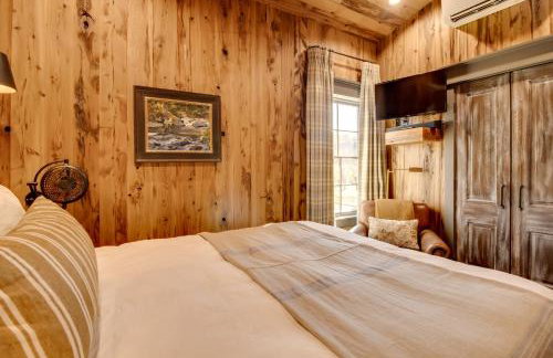 Walk to White River Cozy Escape with Screened Porch - Foto 10