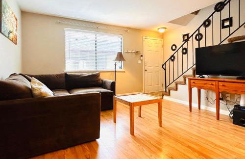 Luxe on Penn Family Friendly, Toddler amenities, baby proof with baby gate, toys, bath toys, cups and plates, Separate Workstation with Desk and Monitor, located in desirable SE Boise next to the Greenbelt and Boise River - Foto 3