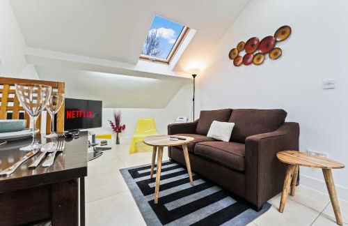 Exquisite 2-Bedroom Penthouse-Sleeps 7-Free Parking with Workspace & High-Speed WiFi - Foto 5