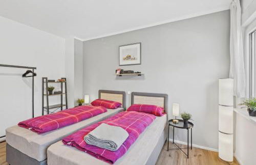 BAT Home Solutions Saarburg Altstadt - alles was ein Hotel nicht bietet - 3 Apartments 45 bis 75 qm für bis zu 12 Personen - direkt unter der Burg - 2 Min zur Altstadt - Weinbergblick, Heimkino und E-Ladesäulen - Foto 28