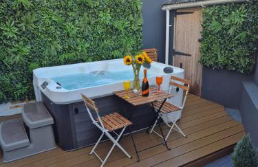 JUNGLE HOT TUB, games room, near eateries, micro brewery, pubs, beauty salons and boutique shops, Argyle, free Netflix, in the heart of Plymouth - Dogs welcome - Hosted by Absolute Accommodation Plymouth - Foto 18