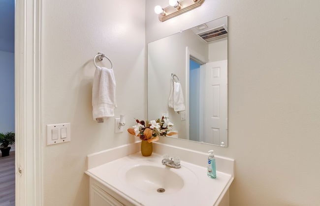 Family Friendly 3 Bedroom 2 bath Home - Photo 2