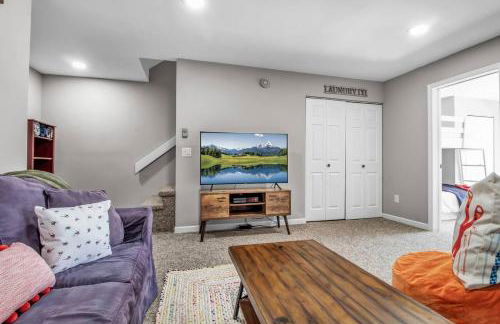 Modern Townhome with Decks Fireplace & Mountain Views - Foto 20