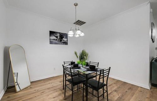 Tasteful 3BR I Free Parking I Workspace - Foto 10