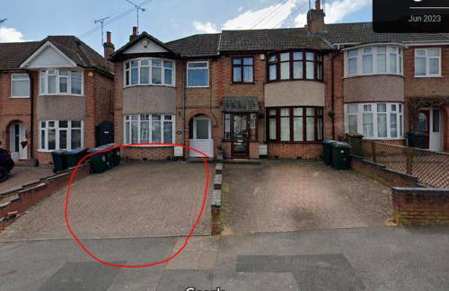 4 Bedroom House - Sleeps 7, Near Coventry Airport, City Centre, Free Wi-Fi with Driveway Parking & Garden, Full Kitchen - AHC - Photo 29