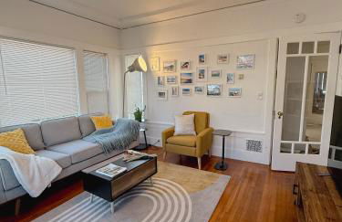 Bright, Modern & Artsy Space - Photo 8