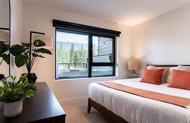 Huckin' Harry's by Revelstoke Vacations - Photo 4