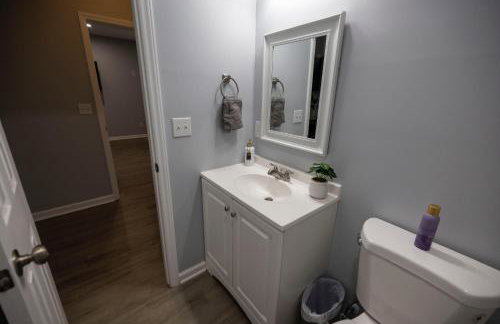 3 Min to Downtown - 10 Min to Elon - Smart TVs - Foto 37