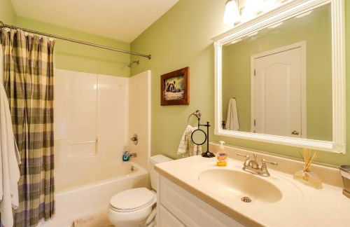 Lakefront Poconos Family Home with Pool Access - Foto 18