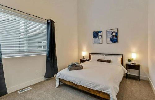 3 Min to DT - 2 Car Garage - Lux Townhome - King Bed - Foto 30