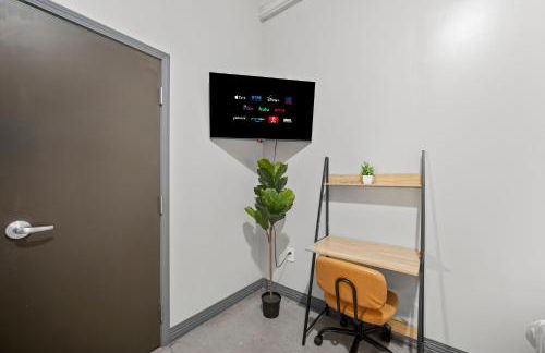 Stunning Downtown Apartment with Pool, Laundry, Parking - Foto 7