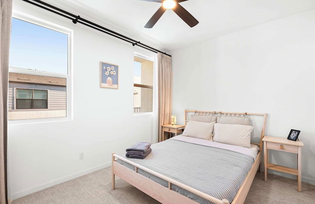 Chic Modern Retreat With Stunning Views 1360 Sqft - Photo 9