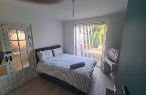 L & J Escapes - 8 Bedrooms suitable for Contractors and Families- Private parking available for 6 vehicles - Foto 48