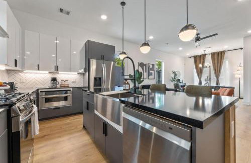 Brand New 3BR 2 5BA Home with Hot Tub - Photo 7